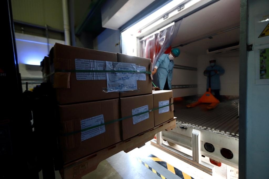 Imagen Entregan segundo lote con 434,830 vacunas de CanSino; se envasaron en Querétaro