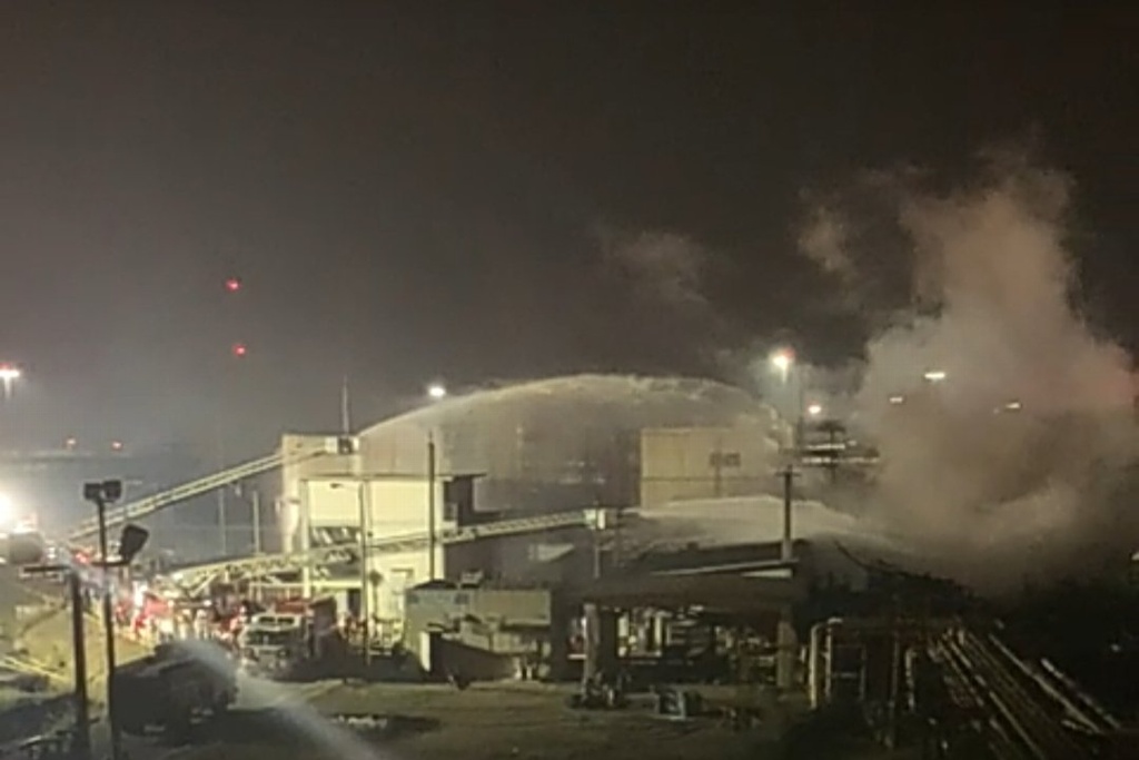 Imagen Sofocan incendio en refinería 