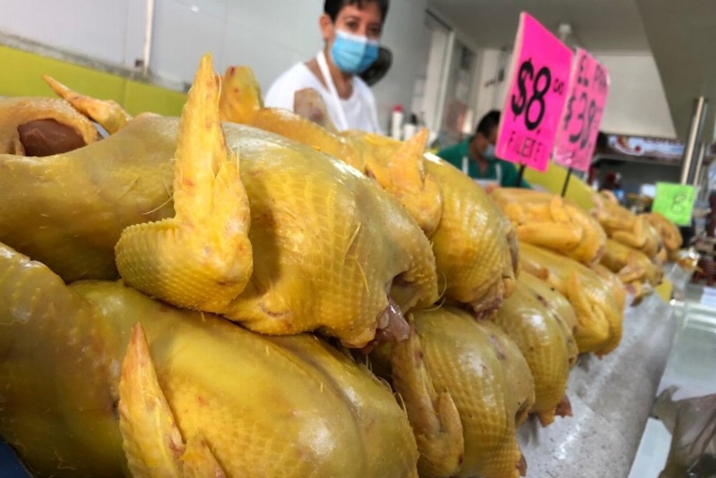 Imagen Sube el precio del pollo en Veracruz; 'va como escalerita'