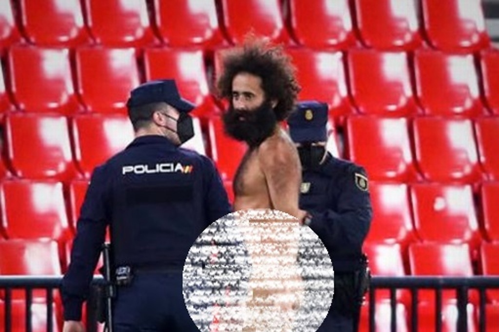 Imagen Hombre desnudo se mete al campo durante partido de futbol en Europa 