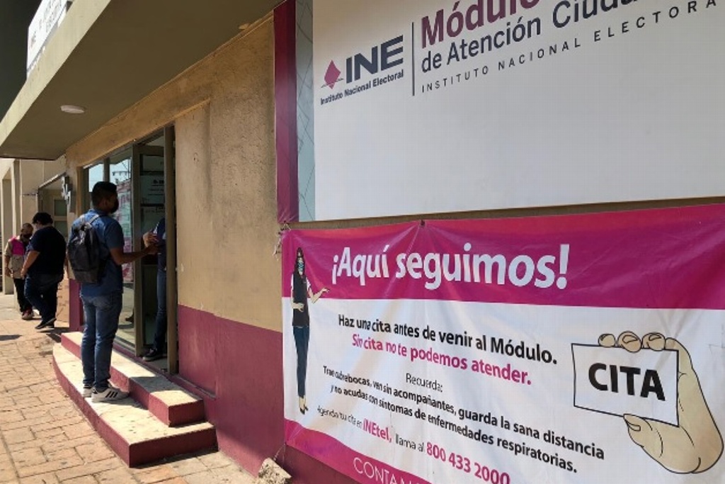 Imagen Aprovechan últimas semanas para solicitar en el INE reimpresión de credencial