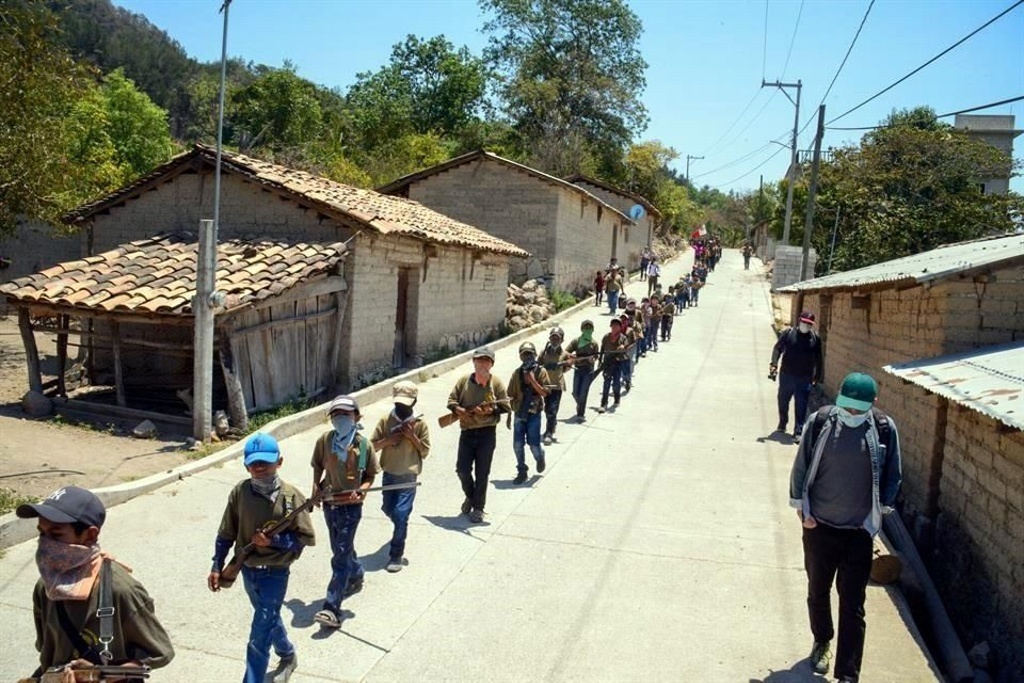 Imagen Marchan con armas niños en Guerrero; denuncian abandono de autoridades