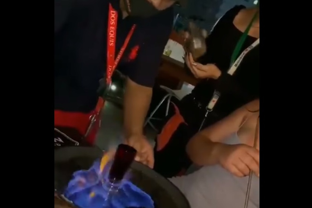 Imagen Turista resulta quemada con bebida flameante en bar de Cancún (+Video)