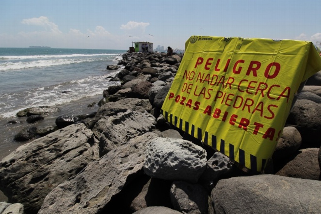 Imagen Niño resbala de escollera y casi se ahoga en playa de Boca del Río