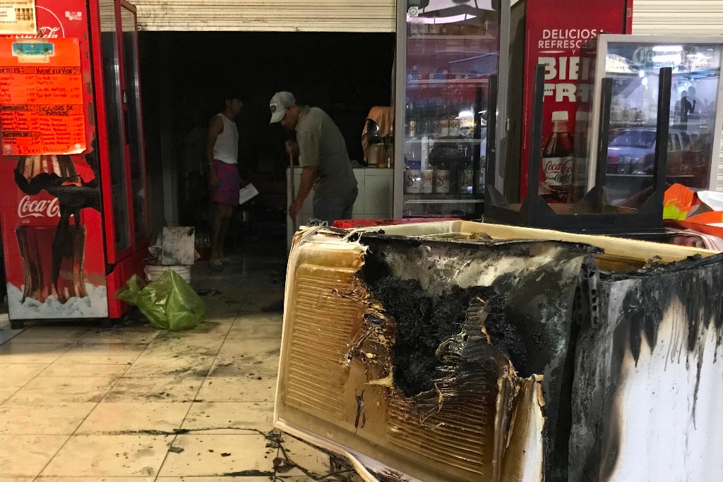 Imagen Por descuido de trabajador, se incendia local en mercado de pescadería, en Veracruz