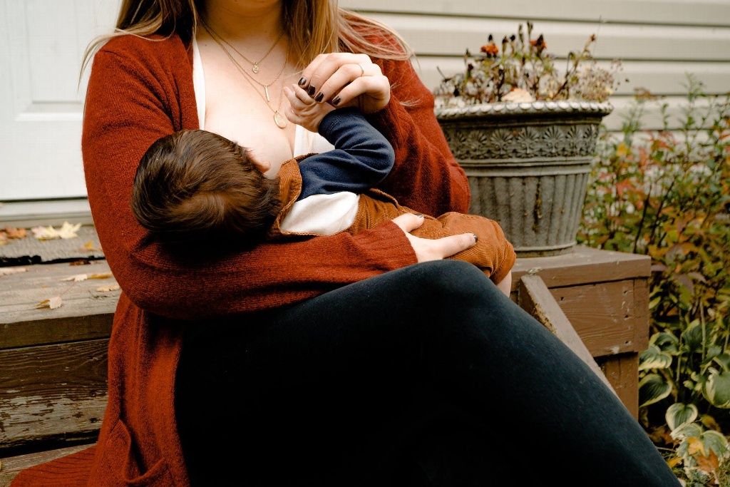 Imagen Mamás que recibieron vacuna de Pfizer contra COVID-19 transmiten anticuerpos a sus bebés: estudio