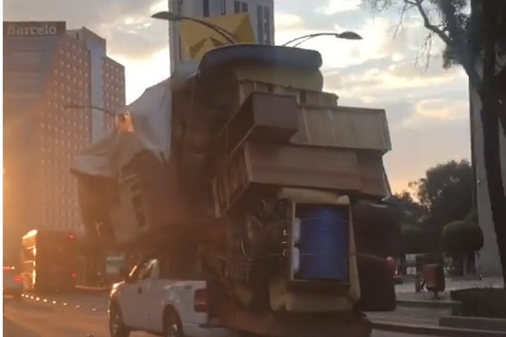 Imagen Metieron toda la casa en una camioneta; viralizan video de una ¡mudanza extrema!