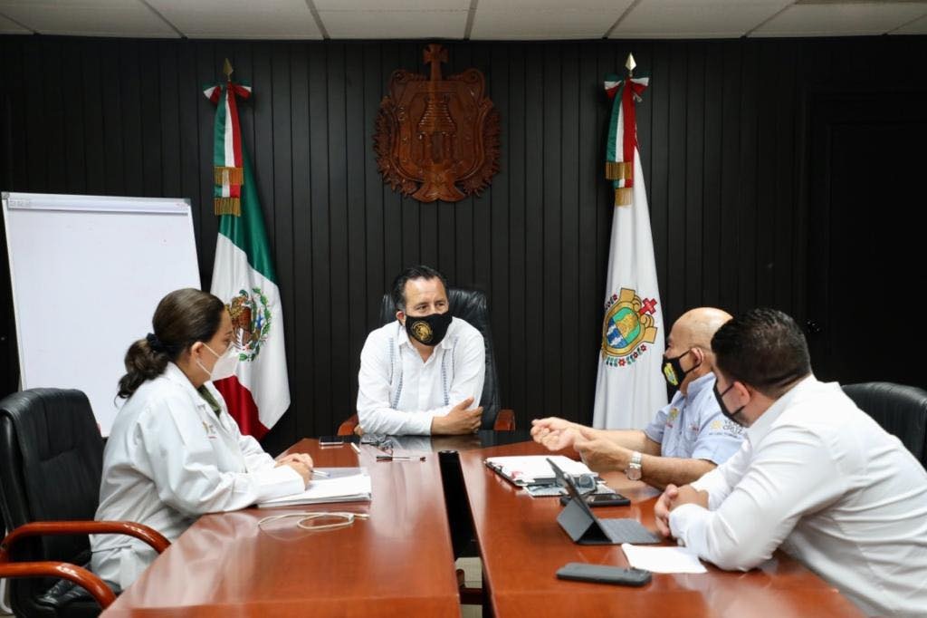 Imagen SEP y Semar coordinarán plan de vacunación contra COVID-19 en maestros de Veracruz: Gobernador
