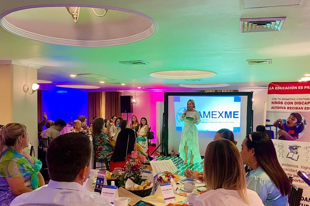Imagen Mujeres empresarias realizan exitosa pasarela en favor de niños con discapacidad auditiva