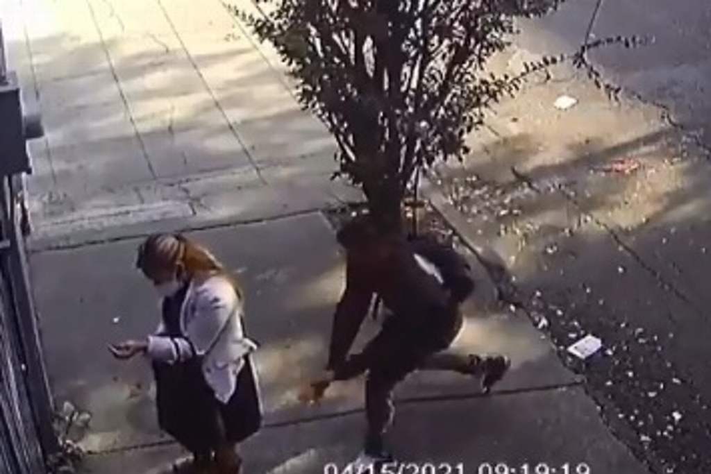 Imagen Captan a sujeto que levanta falda a una mujer en la calle (+Video)