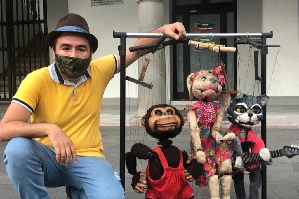 Imagen Se presenta en Independencia y en el Zócalo con sus marionetas, esta es su historia (+Video)