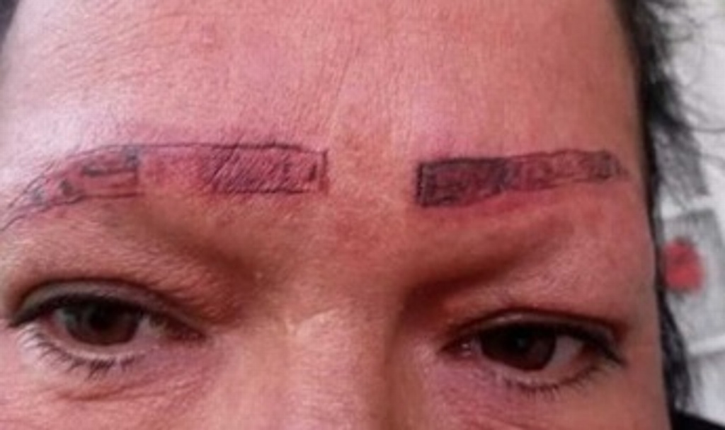 Imagen Denuncia a tatuadores por 'arruinar' el rostro de su madre 