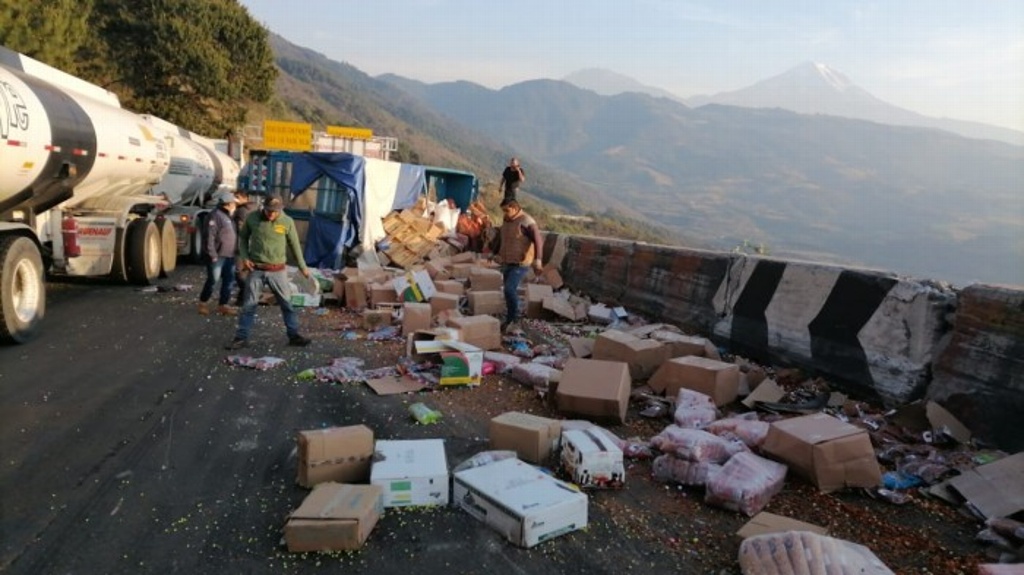 Imagen Vuelca camión con abarrotes en Maltrata, y pobladores se roban la mercancía 