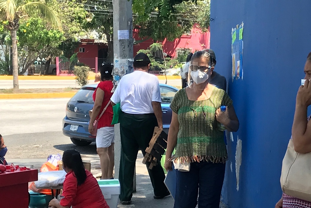 Imagen Él es don Silvino, y a pesar de la pandemia no dejó de trabajar, ahora vacunado dice estar seguro