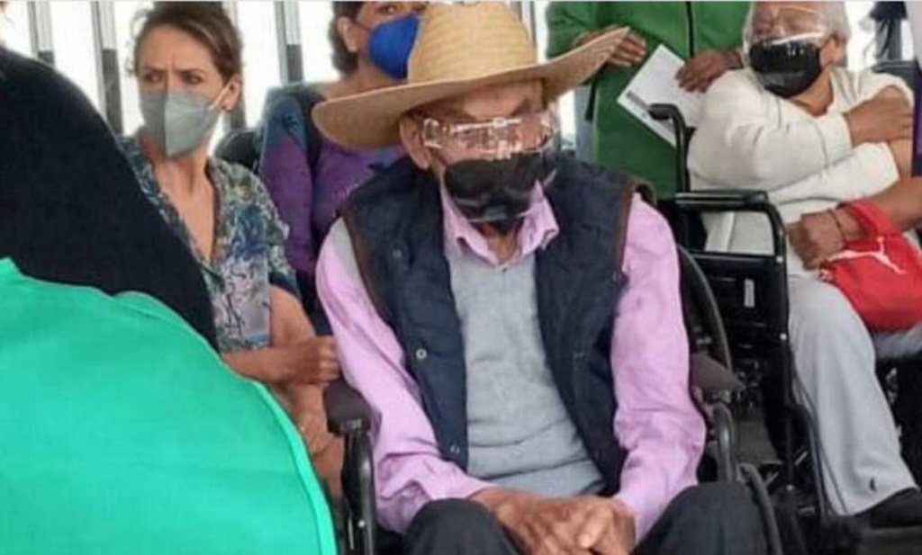 Imagen Tras más de 10 años, reaparece Luis Echeverría; recibió vacuna contra COVID-19