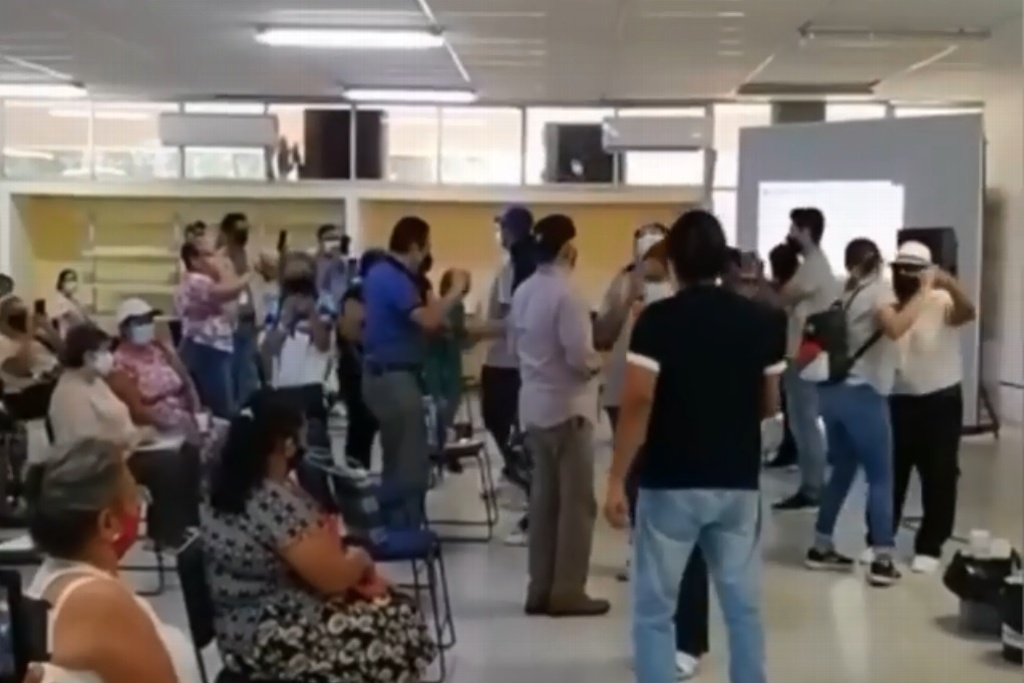 Imagen Ponen a bailar a abuelitos que recibieron vacuna contra COVID-19 en Veracruz (+Video)