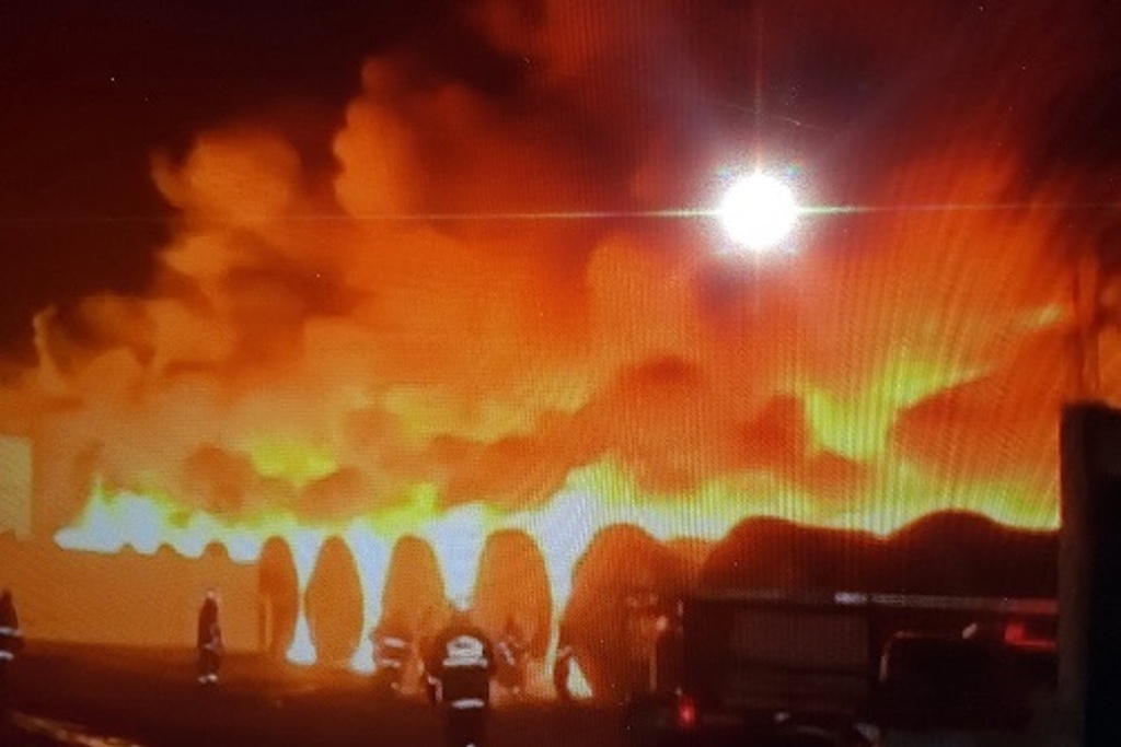 Imagen Reportan fuerte incendio en bodega de cables en el Edomex