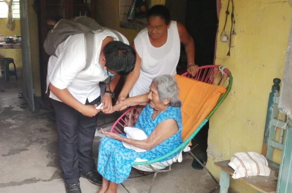 Imagen Mujer de 120 años recibe vacuna contra COVID-19 al sur de Veracruz