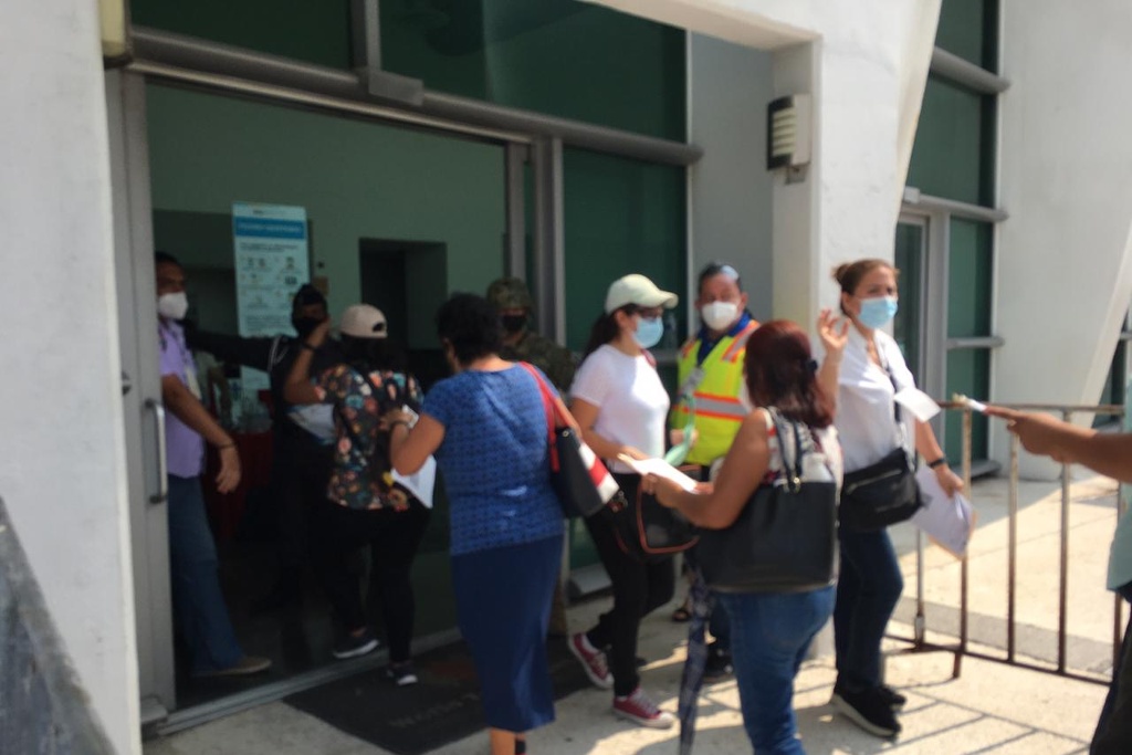 Imagen Reanudan vacunación en el WTC en Boca del Río; aplican dosis de Pfizer  (VIDEO)