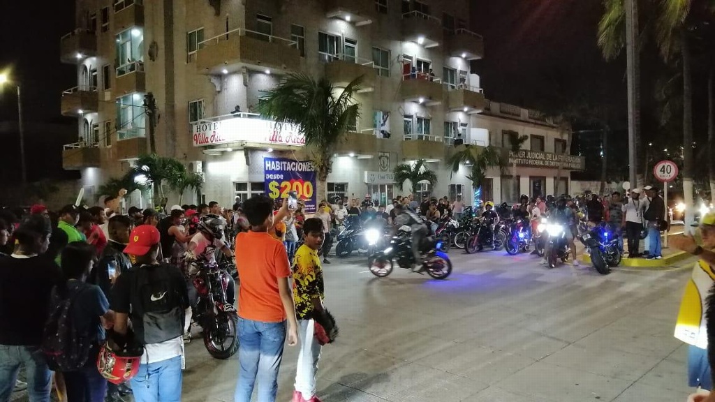 Imagen Convierten bulevar de Veracruz en pista de arrancones y rally de motociclismo (Fotos)