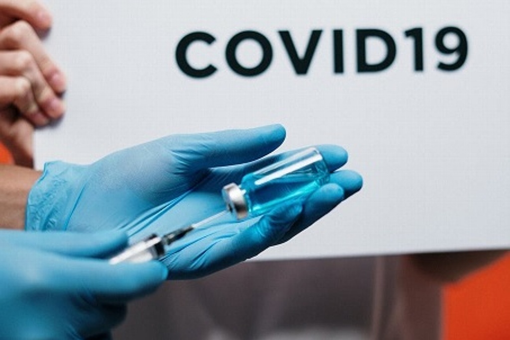 Imagen Luego de ampararse, 7 médicos privados reciben vacuna contra COVID-19
