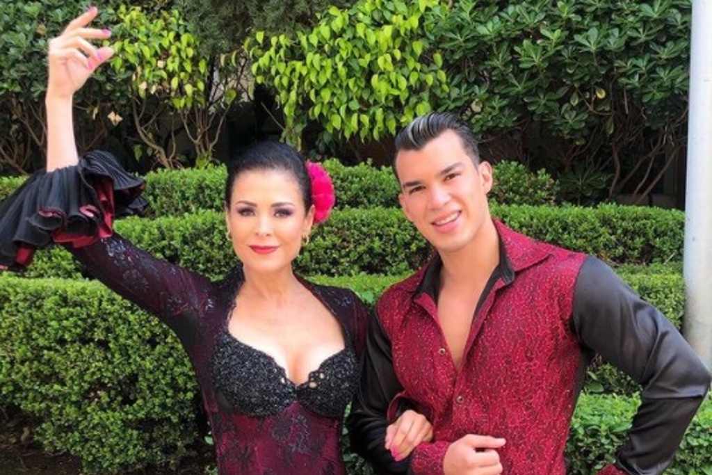 Imagen ¿Son novios? Lourdes Munguía y exwapayaso, se besan en concurso de baile