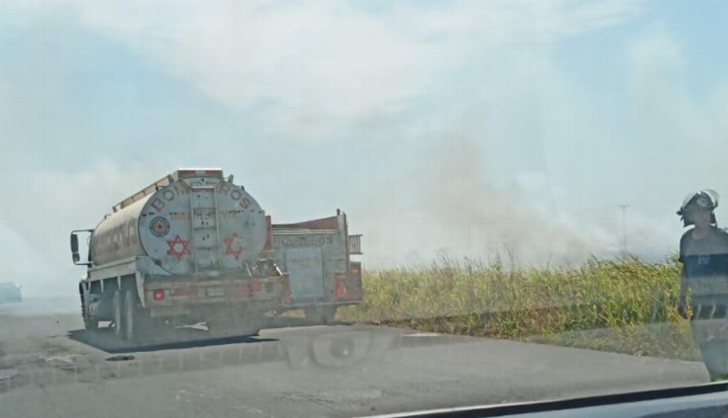 Imagen Cierre vehicular por incendio de pastizal en carretera de Minatitlán, Veracruz