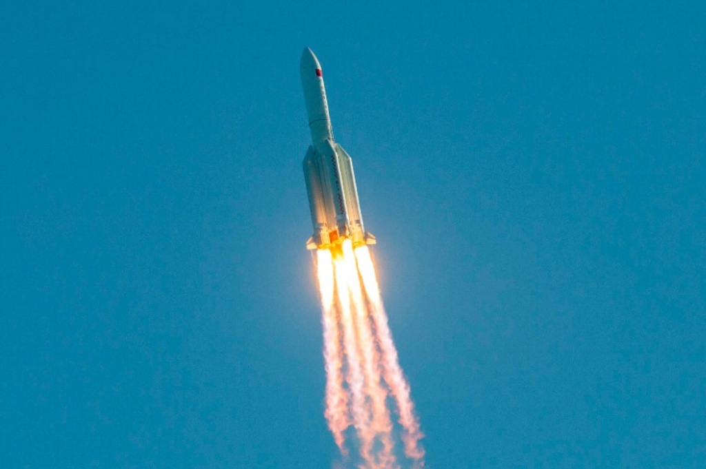 Imagen Rastrean cohete chino fuera de control que impactará la Tierra