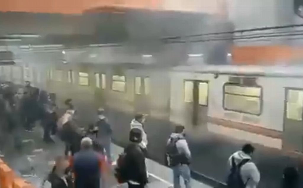 Imagen Reportan presencia de humo en tren de estación Pantitlán, en la CDMX (+Video)
