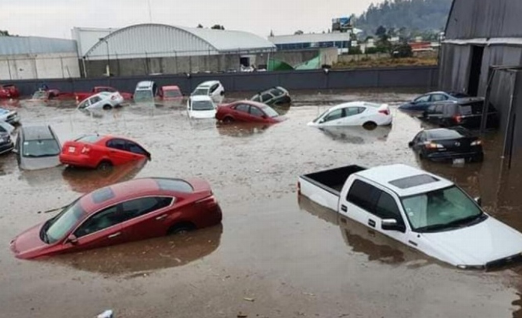 Imagen Carros flotan tras inundación y granizada en el Estado de México (+ videos)