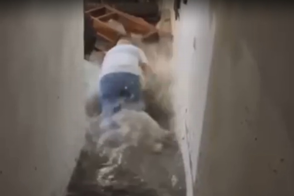 Imagen Cae Ricardo Ahued durante visita a casa inundada en Xalapa (+Video)