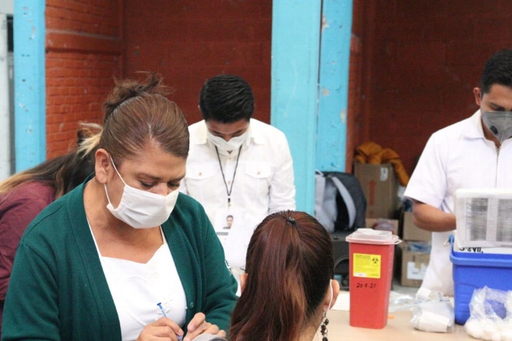 Imagen El 99.1% del sector educativo en Veracruz está vacunado contra COVID-19: Zenyazen Escobar