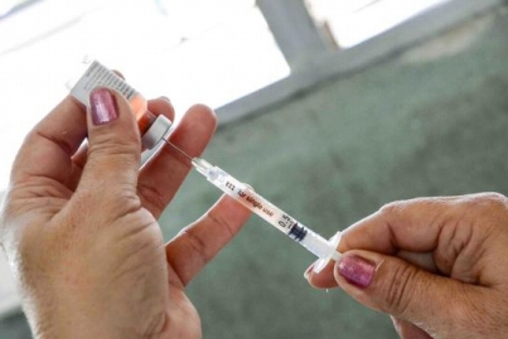 Imagen Suspenden a enfermera que aplicó ‘vacuna de aire’ en Puebla