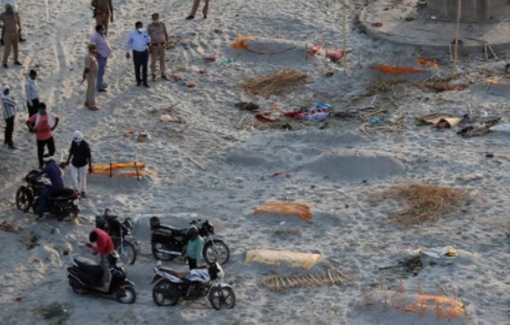 Imagen Arrojan cuerpos de fallecidos por COVID-19 en ríos de la India