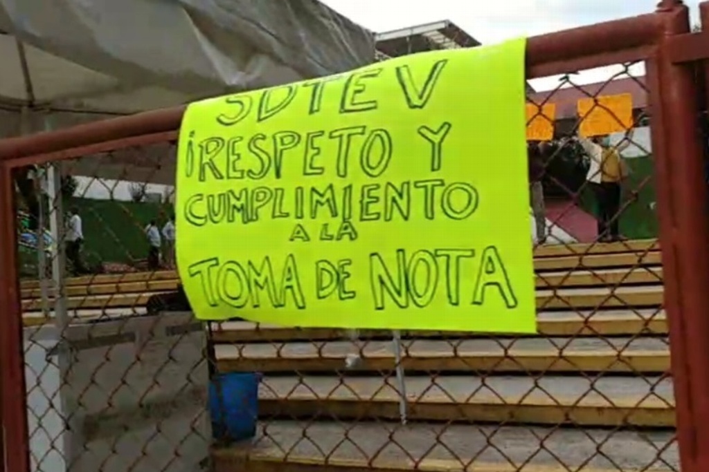 Imagen Empleados toman instalaciones de la SEV y bloquean avenida en Xalapa