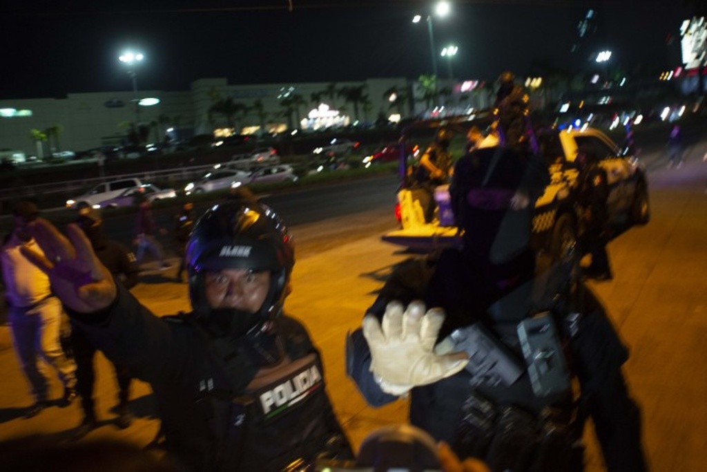 Imagen Si sigues tomando fotos, te levanto y te madreo: policías a la prensa en desalojo