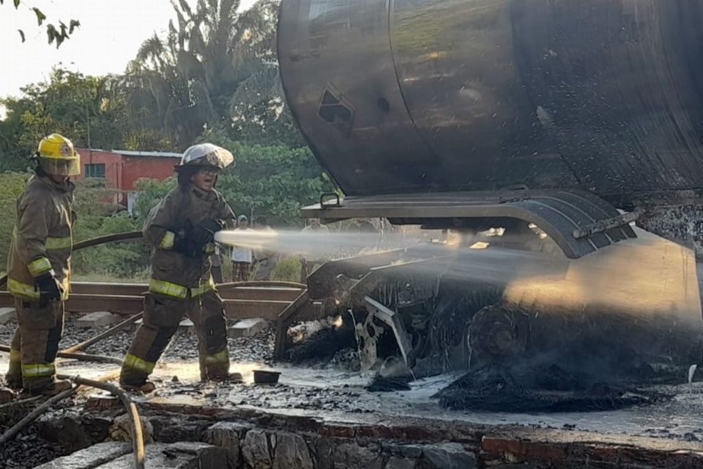 Imagen Se incendia pipa tras ser impactada por tren al sur de Veracruz