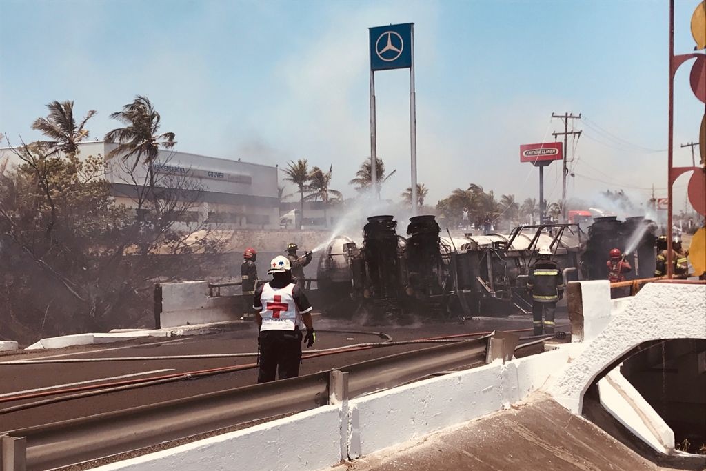 Imagen Cierran carretera Veracruz - Cardel por explosión de pipa (+Video)