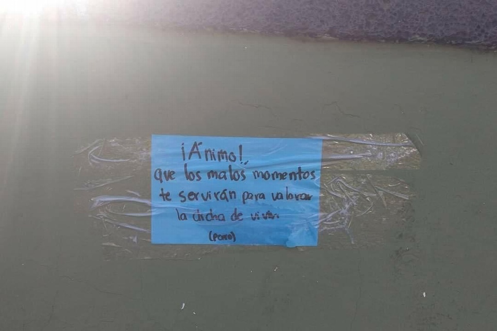 Imagen Colocan mensajes de aliento en puente para evitar suicidios 