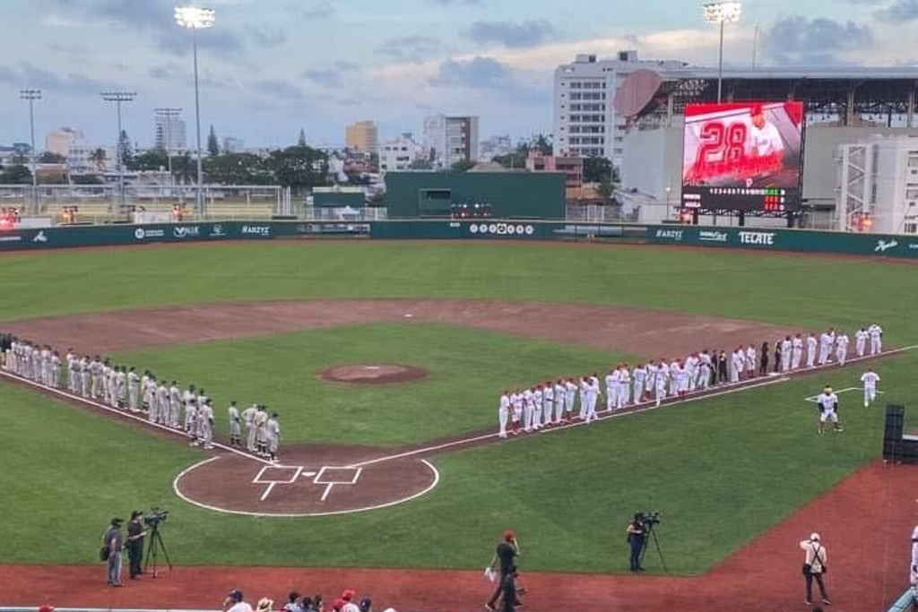 Imagen Acude gobernador al primer partido del Águila en Veracruz; secretarios lo acompañan