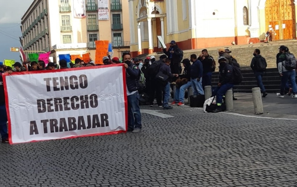 Imagen Trabajadores de Alcoholera de Orizaba exigen su reapertura, protestan en Xalapa