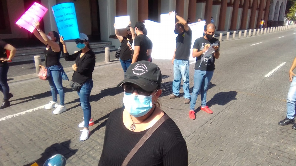 Imagen Manifestantes bloquean Enríquez, frente a Palacio Gobierno, en Xalapa