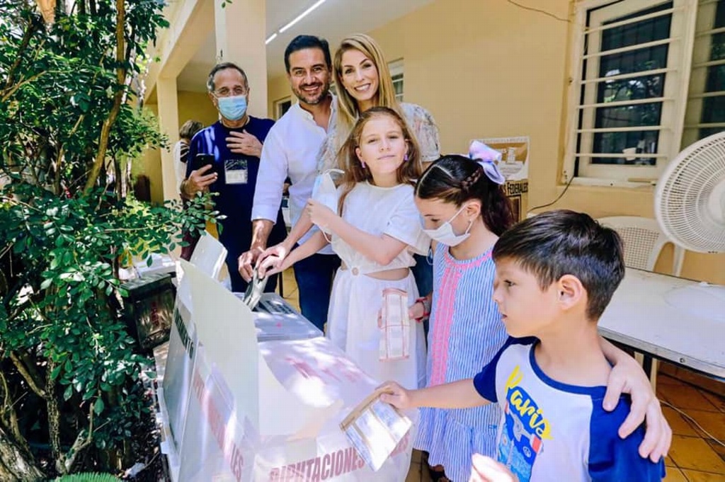 Imagen Paty Lobeira de Yunes, acude a votar acompañada de su familia 