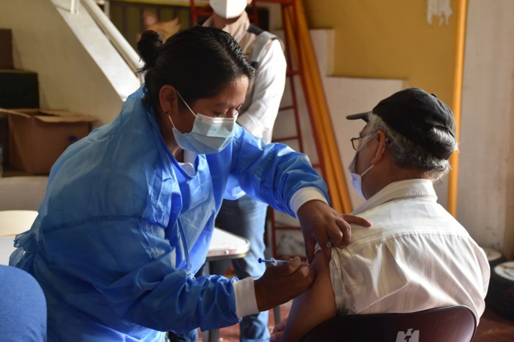 Imagen Retira Bienestar a personal del ayuntamiento de Orizaba que aplicaba vacuna contra COVID-19