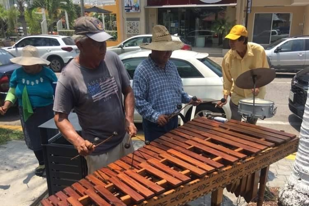 Imagen Gritos y empujones entre Morena y el PAN en el cómputo final de Veracruz; hasta la marimba llegó 