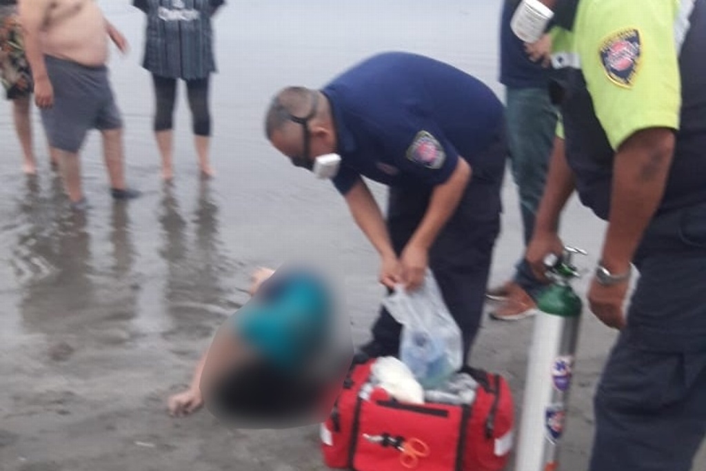 Imagen Rescatan a niña que estuvo a punto de ahogarse en playa de Boca del Río 