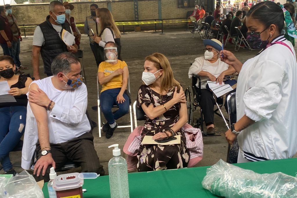 Imagen Santiago Nieto y Carla Humphrey se vacunan contra COVID-19