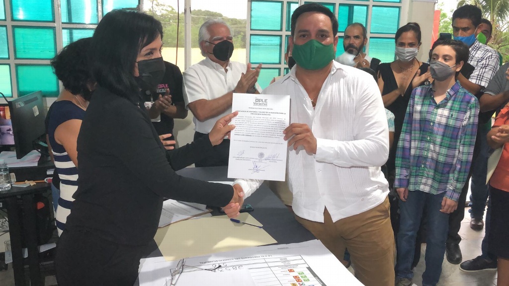 Imagen Entregan constancia de mayoría a Marcos Isleño como alcalde electo de Medellín 