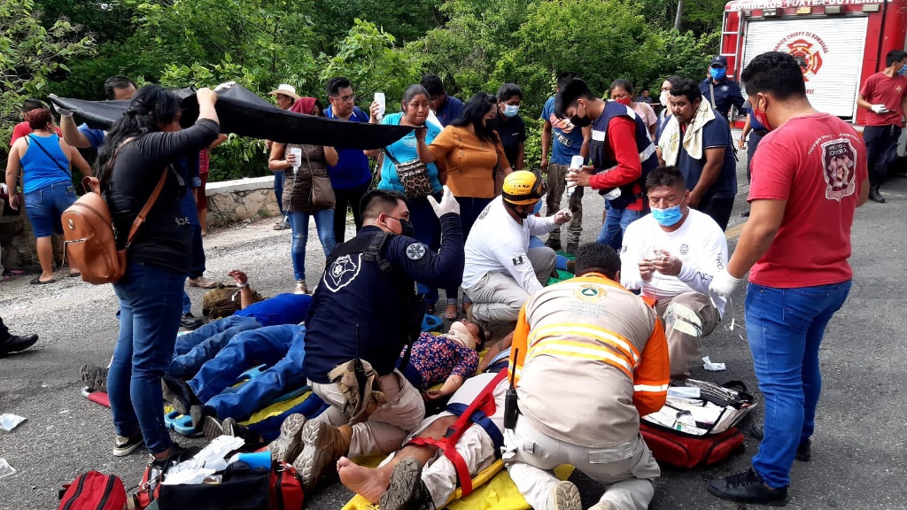 Imagen Combi cae a barranco en carretera de Chiapas; reportan 23 heridos