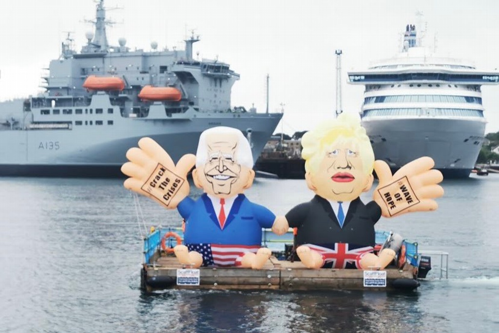 Imagen Muñecos inflables de Biden y Boris Johnson flotan en balsa en costas de Cornualles